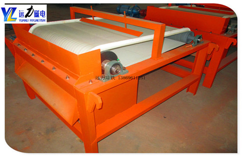 1.小型干式磁选机受欢迎的原因  　　1.1.由于近期铁矿石价格继续上涨,磁选矿机的节能效率提出了新的要求;  　　1.2.小型干式磁选机市场,不仅为用户降低投资成本,而且可以创造相当的经济价值.  　　1.3.小型干式磁选机的普及,使得一些老式磁选机逐渐淘汰.  　　1.4.远力磁电提供完善的生产小型干式磁选机,所生产的设备得到了广大用户的广泛赞誉,该设备采用永磁系统,采用移动式式运行方式提高了材料的利用率.  　　1.5.开云(中国)一站式服务平台-KY.COM
设备在行业中推动新型设备的发展,进一步满足除铁工业的需要,并在除铁工业的应用中发挥了很大的推动作用  　　2.矿用开云(中国)一站式服务平台-KY.COM
价格与磁系的关系  　　2.1磁选机的价格和磁块的尺寸是密不可分的,有很多用户不明白与磁块的关系,今天远力小编给你一个详细分析它们之间的关系,磁管包括磁块和圆筒,我们先核算下成本价格,磁块的价格还没有下降,一块高强磁的磁强度会几百块钱,这样我们可以计算出来.  　　2.2磁选机滚筒的尺寸越大,所需磁铁的磁场强度越大,磁性块越高,磁铁的强度要求也越高,使得磁选机的价格由气缸的成本决定.