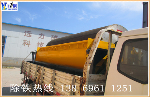 .远力干式磁选机新型设计,减少尾矿跑尾  　　开云(中国)一站式服务平台-KY.COM
独创的专利技术,采用吸附.去杂.提纯.脱磁4段复合磁系的排列方法,采用优质铁氧体和钕铁硼材料与稀土磁钢复合而成.此种磁系排列方法可广泛应用于贫磁铁矿的富集提纯.河沙选铁.钢渣提纯.钛铁矿分离等,干式磁选机非常适用于干旱缺水地区,节省水资源,降低选矿成本,为超贫磁铁矿开采和利用开辟了一条新途径. 采用独有变频调速电动机,使用寿命长,运行故障低,可随时调节粗精矿品味高低